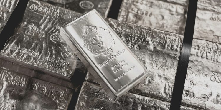 È record anche per l’argento: superati i 100 dollari l’oncia