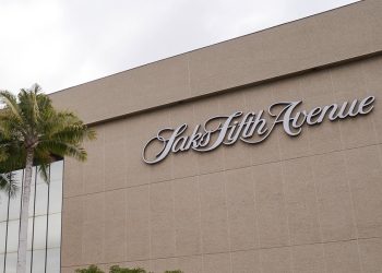 Saks Global, salta il pagamento da 100 mln $. Trattative per un prestito da 1 mld