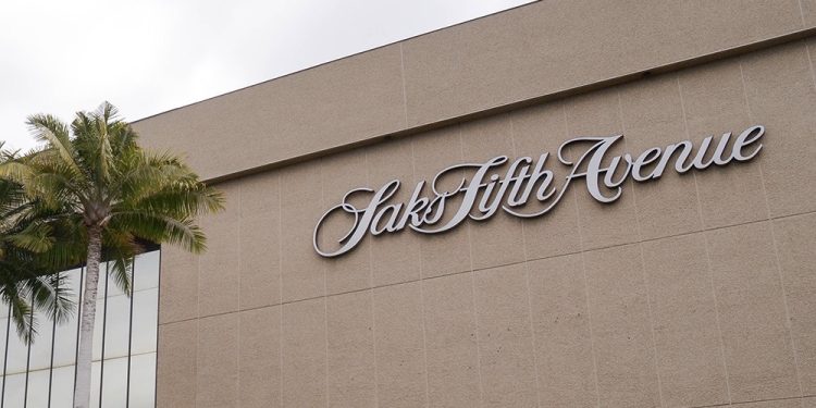 Saks Global, salta il pagamento da 100 mln $. Trattative per un prestito da 1 mld