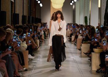Capri Holdings alza le stime per il full year ma cala nel Q3 (-4%)