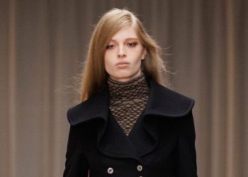Kering conferma i 54 licenziamenti in Italia di McQueen: il sito di Novara il più colpito