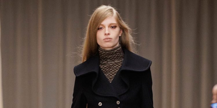 Kering conferma i 54 licenziamenti in Italia di McQueen: il sito di Novara il più colpito