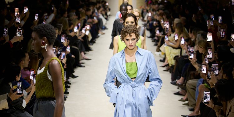 Prada Group continua a brillare: nel 2025 ricavi a +8% spinti da Miu Miu. Ora parte la sfida Versace