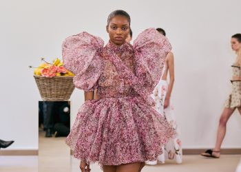 Giambattista Valli diserta ancora Parigi. Annullato lo show del 6 marzo