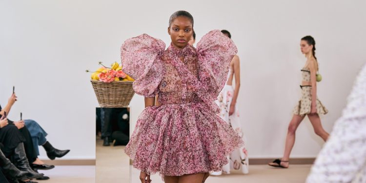 Giambattista Valli diserta ancora Parigi. Annullato lo show del 6 marzo