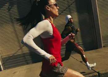 Lululemon chiude il 2025 a +5% grazie all’estero. Ma è cauta sul 2026