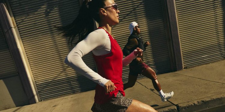 Lululemon chiude il 2025 a +5% grazie all’estero. Ma è cauta sul 2026