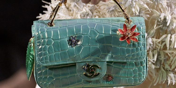 Ancora rincari per Chanel: ad aprile ritocchi del 3-4% per le it bag della maison