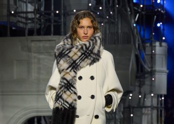 Burberry chiude l’anno con ricavi a -2% ma nel Q4 volano Usa e Cina. Il CEO Schulman: “È un punto di svolta significativo”