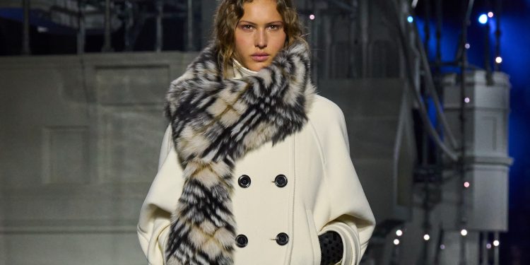 Burberry chiude l’anno con ricavi a -2% ma nel Q4 volano Usa e Cina. Il CEO Schulman: “È un punto di svolta significativo”