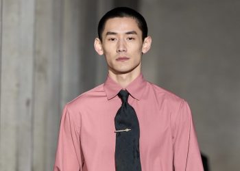 L’uomo di Parigi non arretra: fashion week con 36 sfilate. Torna Celine