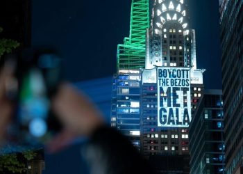 Le proteste contro Bezos appannano la grandeur del Met Gala