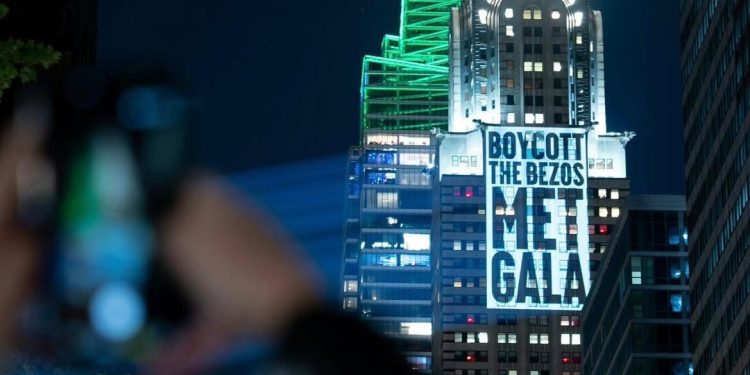 Le proteste contro Bezos appannano la grandeur del Met Gala