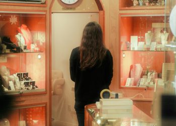 Shopping tax free, nel 2025 trainano orologi e gioielli (+14%)