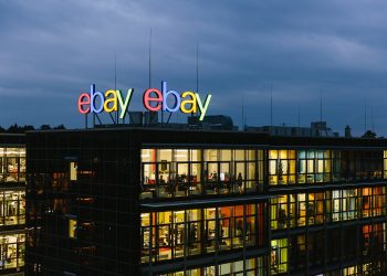 GameStop gioca d’azzardo e offre 56 miliardi di dollari per comprare Ebay. Sfida ad Amazon