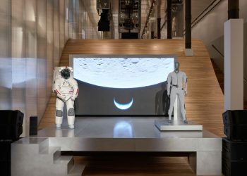Prada ‘punta alle stelle’: nuovo capitolo della collab per le tute spaziali con Axiom Space