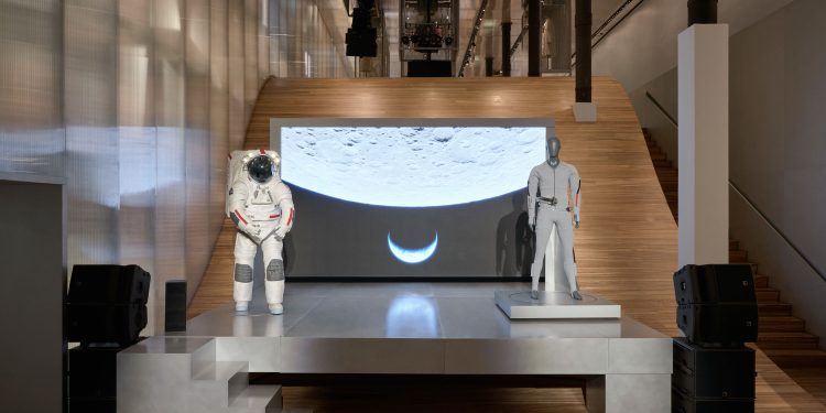 Prada ‘punta alle stelle’: nuovo capitolo della collab per le tute spaziali con Axiom Space