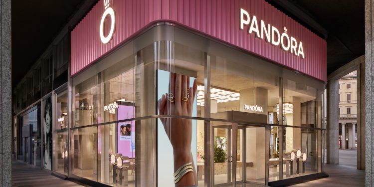 Nuova strategia retail per Pandora: taglia il nastro del suo primo flagship italiano