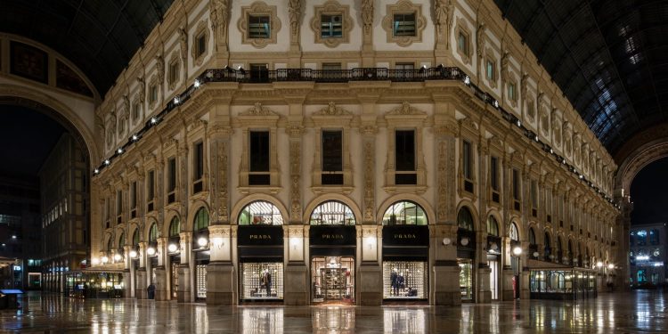 Il lusso punta ancora sull’esperienza: apre a Milano il nuovo spazio ‘Prada Galleria’