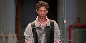 Gli opposti si attraggono: la delicatezza di Simone Rocha conquista il menswear