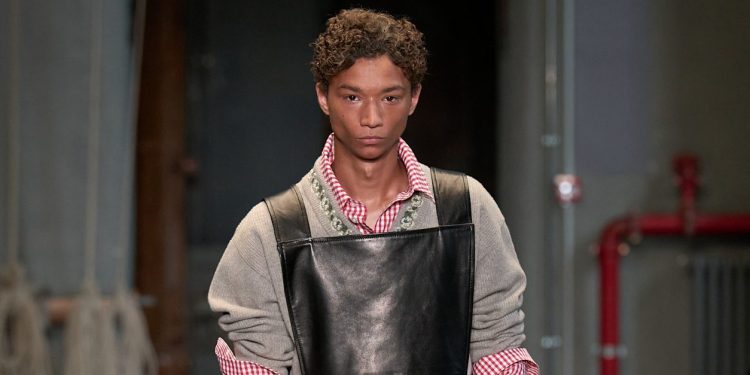 Gli opposti si attraggono: la delicatezza di Simone Rocha conquista il menswear