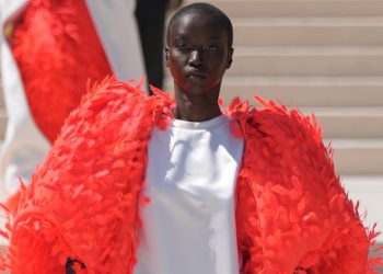 Il ‘perfect day’ di Balenciaga: Piccioli riporta l’eccellenza sartoriale nella couture