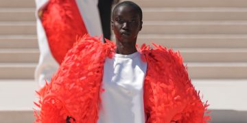 Il ‘perfect day’ di Balenciaga: Piccioli riporta l’eccellenza sartoriale nella couture