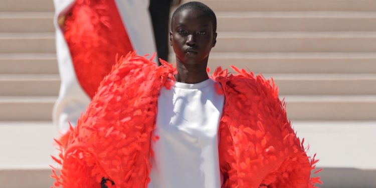 Il ‘perfect day’ di Balenciaga: Piccioli riporta l’eccellenza sartoriale nella couture