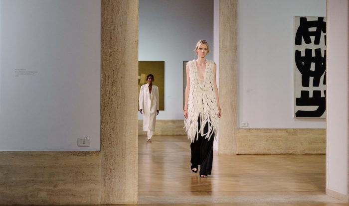 Maria Grazia Chiuri colora di bianco e nero (anche) la couture di Fendi