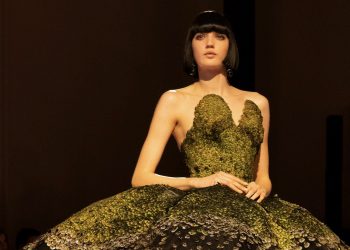 Schiaparelli inaugura l’alta moda di Parigi. Attesa per Balenciaga