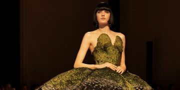Schiaparelli inaugura l’alta moda di Parigi. Attesa per Balenciaga