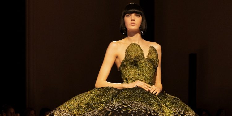 Schiaparelli inaugura l’alta moda di Parigi. Attesa per Balenciaga