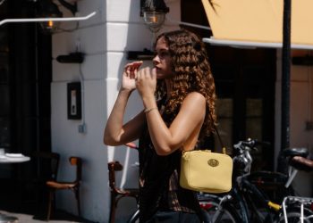 Mulberry alla prova del rilancio: nel full year perdite ridotte del 73%