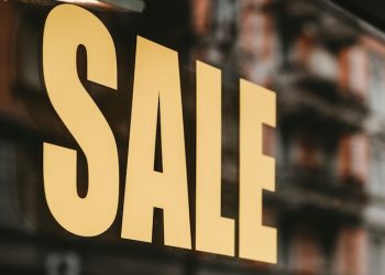 Saldi estivi, la spesa media scende a 201 euro a famiglia. Ma il primo giorno è a +3%