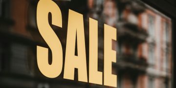 Saldi estivi, la spesa media scende a 201 euro a famiglia. Ma il primo giorno è a +3%