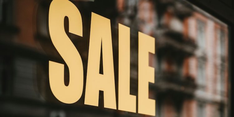 Saldi estivi, la spesa media scende a 201 euro a famiglia. Ma il primo giorno è a +3%