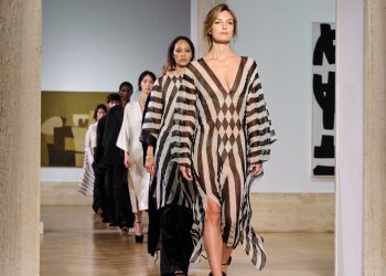Maria Grazia Chiuri tinge di bianco e nero (anche) la couture di Fendi