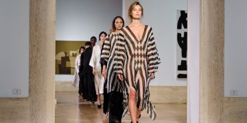 Maria Grazia Chiuri tinge di bianco e nero (anche) la couture di Fendi