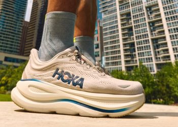 Hoka traina (ancora) la crescita di Deckers. Nel Q1 2027 ricavi a 1,02 mld $ (+5,7%)