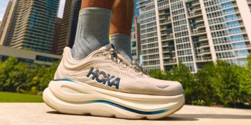 Hoka traina (ancora) la crescita di Deckers. Nel Q1 2027 ricavi a 1,02 mld $ (+5,7%)