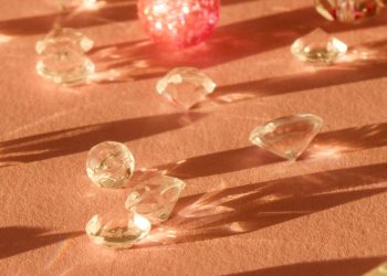 Diamanti verso un nuovo assetto: si avvicina la cessione di De Beers mentre si tenta il rilancio dei naturali