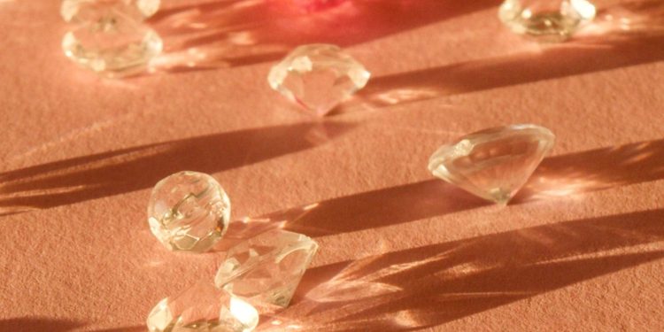 Diamanti verso un nuovo assetto: si avvicina la cessione di De Beers mentre si tenta il rilancio dei naturali