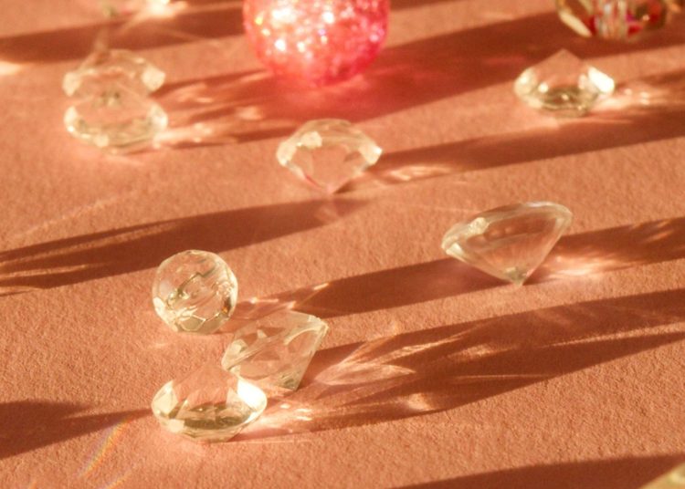 Diamanti verso un nuovo assetto: si avvicina la cessione di De Beers mentre si tenta il rilancio dei naturali