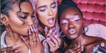 Nicki Minaj lancia Pink Friday Nails, marchio di unghie press-on